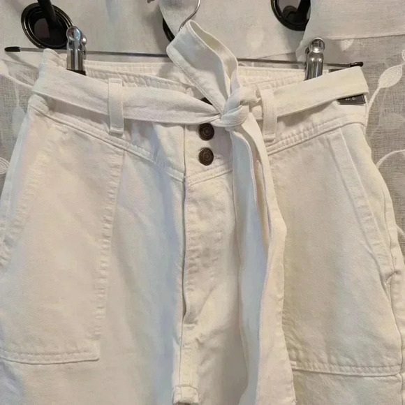 NWT Abercrombie and Fitch Mom Jeans White Size 0 Short - Picture 2 of 6